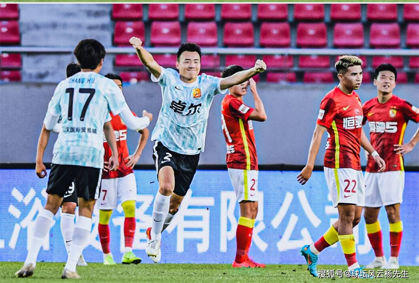 包含今晨广州队调整名单以备德甲，门线救险环节打磨，底气十足，团队化学反应显著的词条